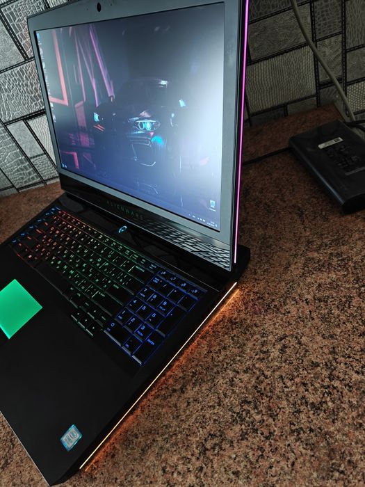 Игровой ноутбук Dell Alienware 17 R5/i7 8GEN/16GB DDR4/GTX 1070 8 GB/64GB SSD + Зарядка