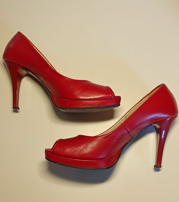 Czerwone skórzane czółenka z odkrytymi palcami rozm. 40 Sala