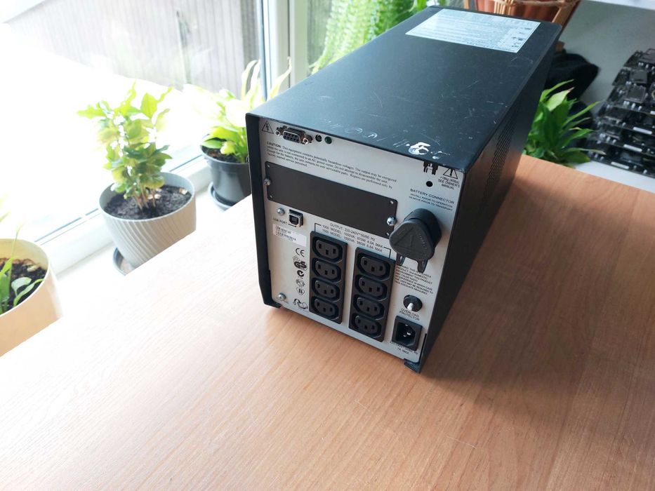 Zasilacz UPS APC Smart-UPS 1000VA tower (SUA1000I)