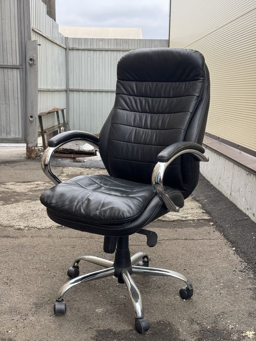 Офісні крісла сітка, шкіра, тканина б/у (стілець, стіл, тумба)