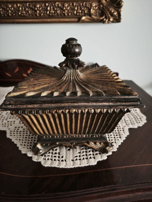Dois candelabros e uma terrina em cor bronze estilo antigo.