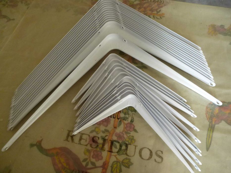 Esquadros metálicos para prateleiras