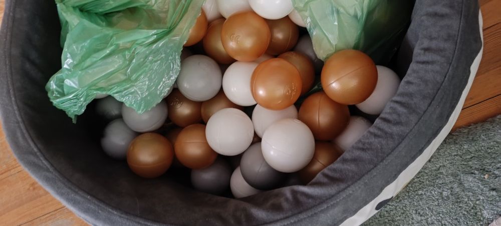 Suchy basen z kulkami