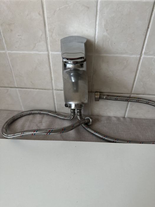 Змішувач для кухні та ванної кімнати з картриджем та шлангами.