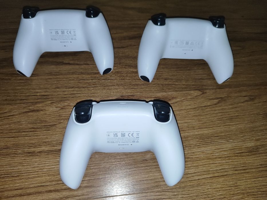 Trzy pady Dualsense do ps5