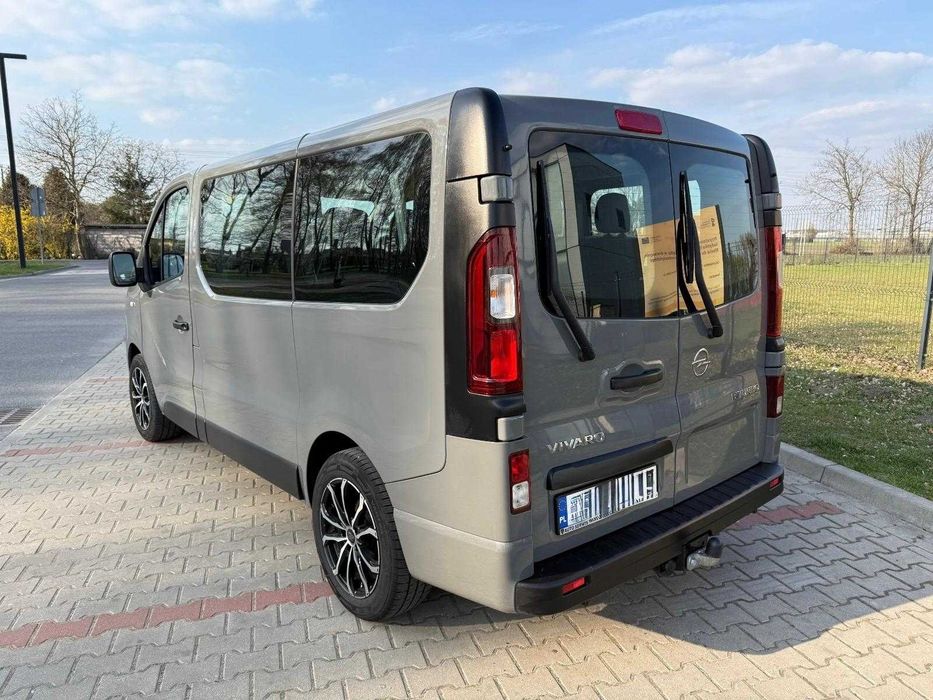 Wynajem busa 9-osobowego Opel Vivaro wypożyczalnia samochodów klima wolne terminy na SIERPIEŃ