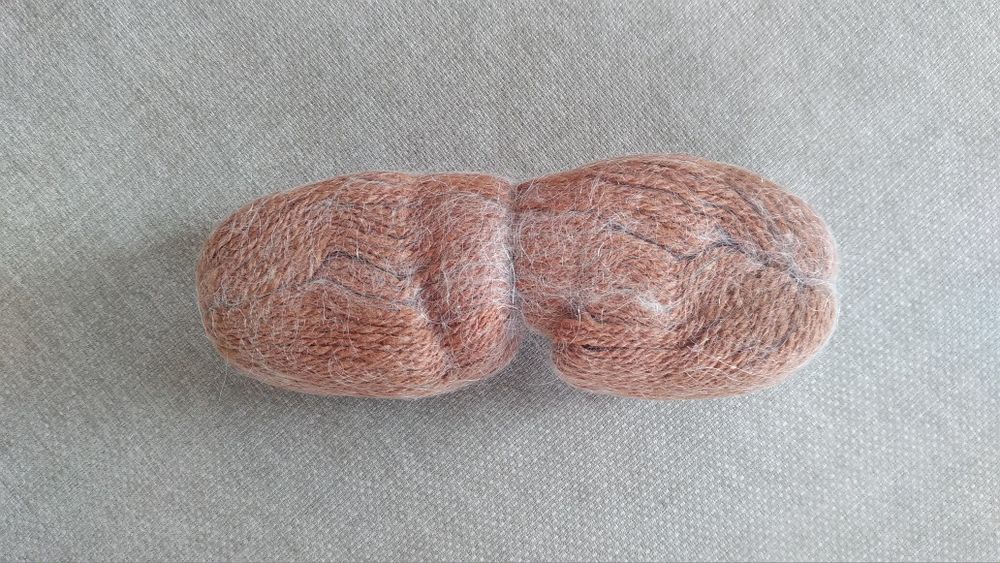 Теплый зимний комплект (шапка + шарф + моток шерсти)