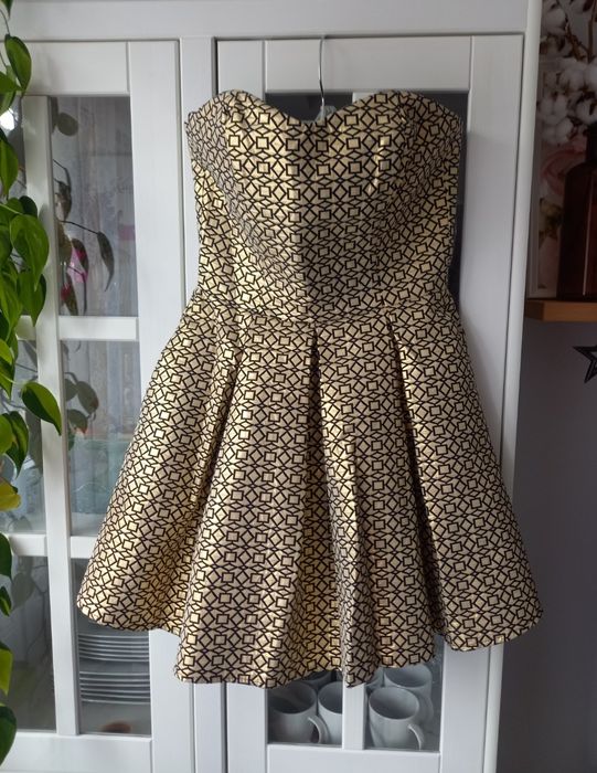 Rozkloszowana złota sukienka S Vinci