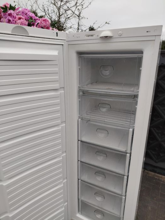 Zamrażarka  okazja wysoka na 185  Zamrażarka