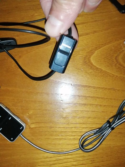 2 conjuntos de fones (valor com portes incluídos em correio registado)