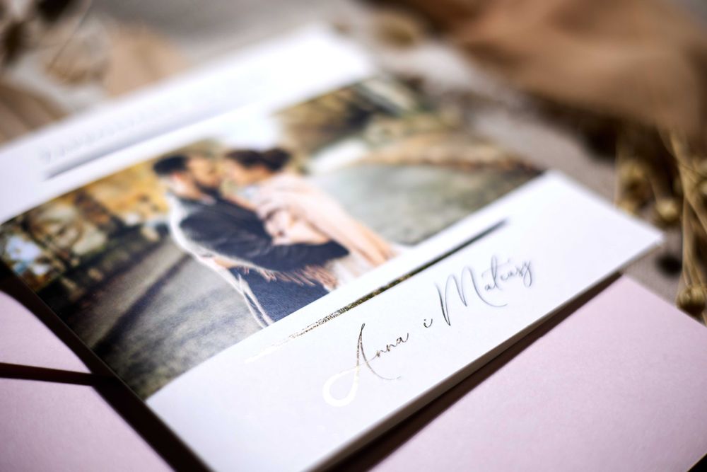 Zaproszenia ślubne ze zdjęciem i złotymi elementami