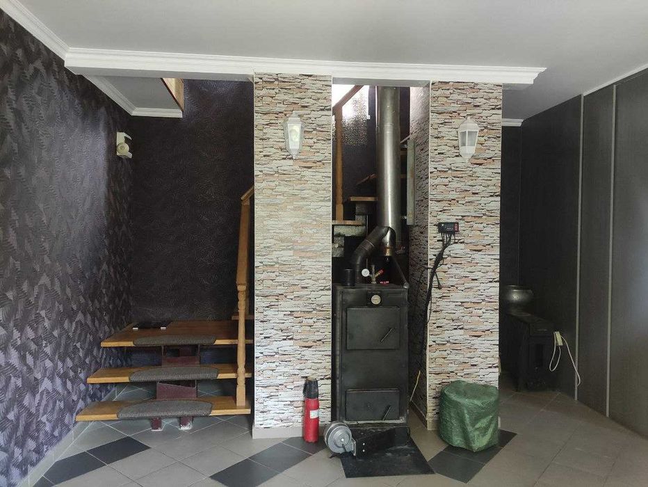 Будинок двоповерховий з молодим садом.