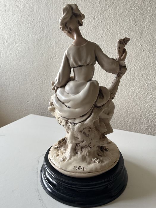 Conjunto duas estatuetas campestres em marfinite
