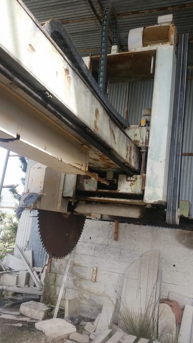 Máquina de serrar granito.