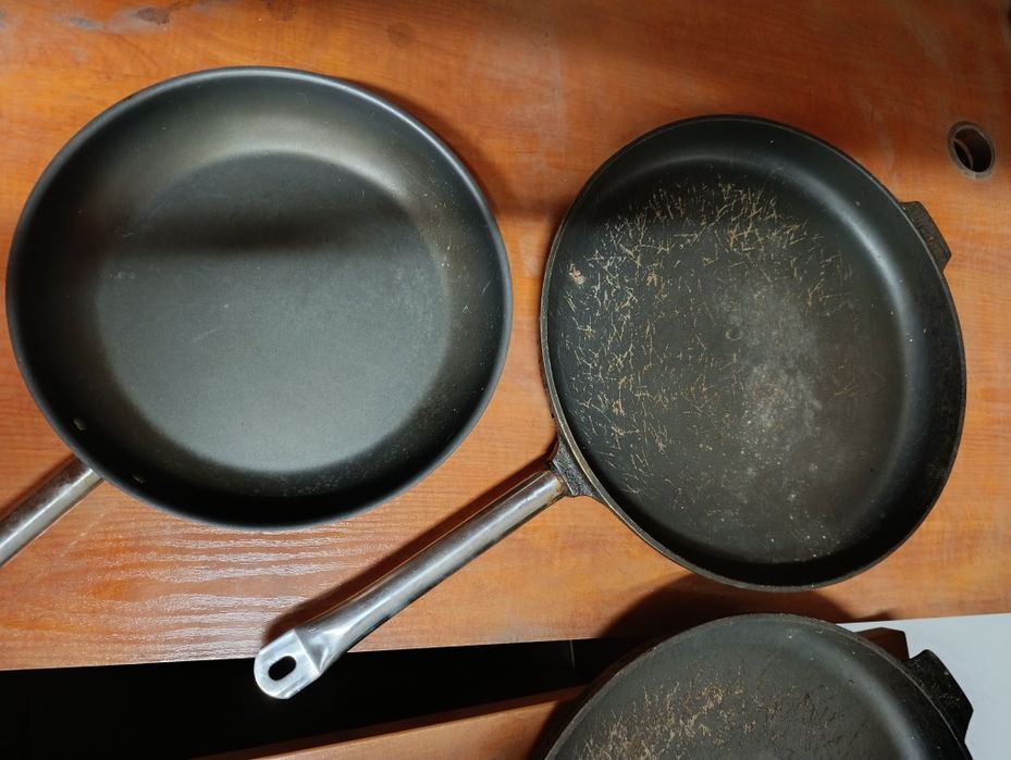 Zestaw dużych patelni