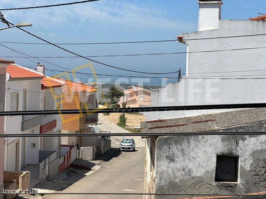 Moradia T2 totalmente remodelada com VISTA MAR a 4 minutos da praia...
