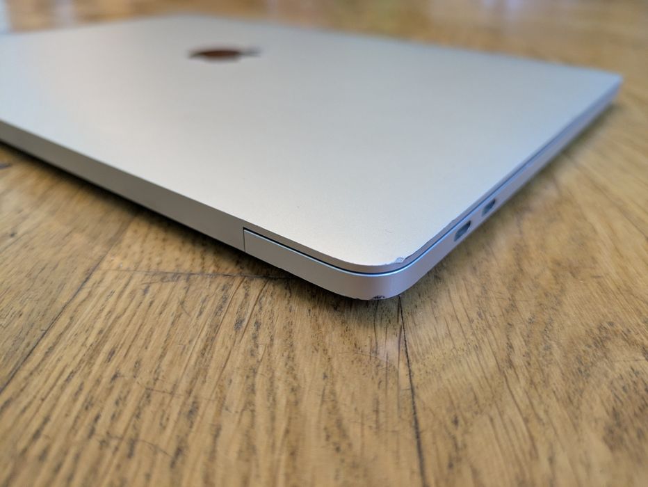 MacBook Pro 2019, 13", i5, 16/256 ГБ, гарний стан.