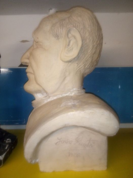 Grande busto em cerâmica- Padre Miguel de João Santos- 1988