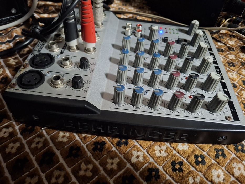 Микшерный пульт Behringer Eurorack UB802