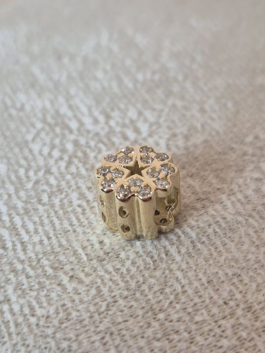 Złoty charms kwiatek białe cyrkonie 585