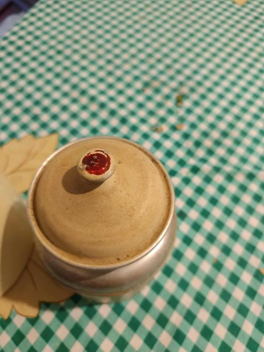 2 latas antigas de cozinha, em aluminio (farinha e café)