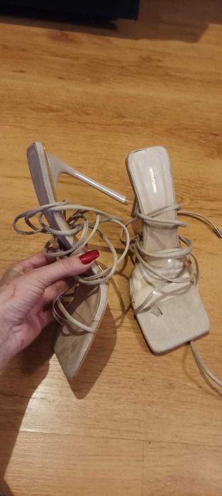 PrettyLittleThing wiązane sandały na szpilce 41