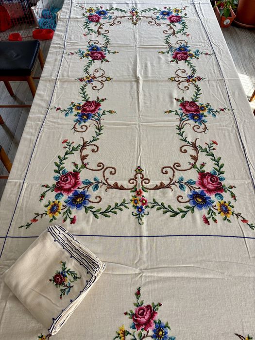 Toalha de mesa bordada a ponto cruz manual 247x163