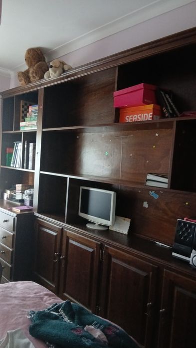 Móvel com prateleiras e secretária. Pode separar-se.Madeira castanho