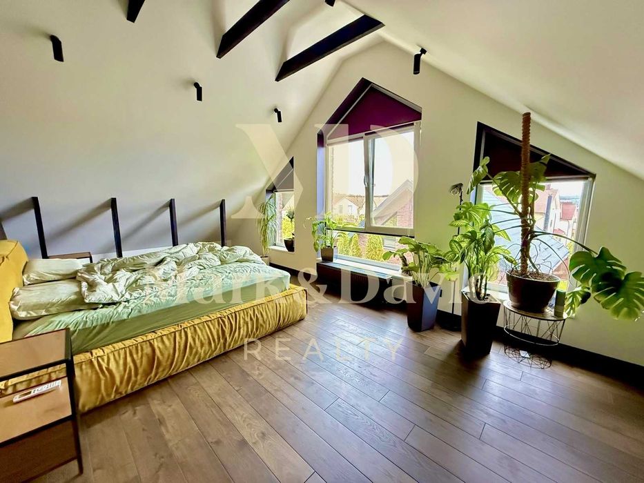 Унікальний будинок з бункером у Віта-Поштова