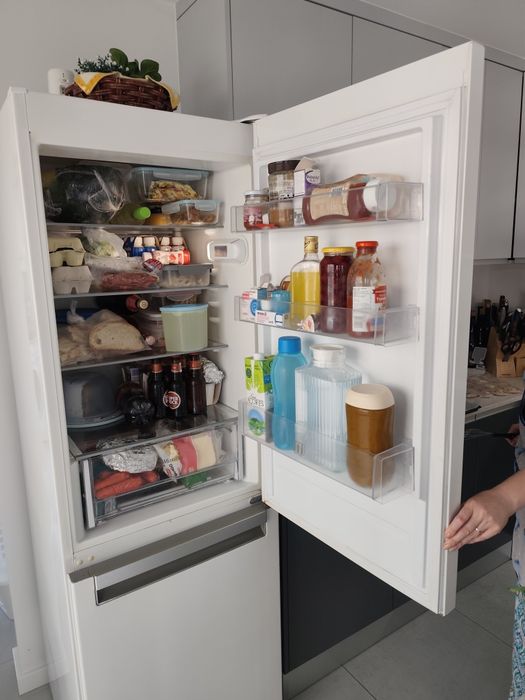 Frigorífico combinado Whirlpool, muito bom estado e grande poder de armazenamento