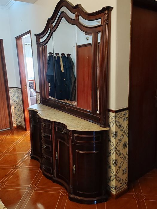 Aparador antigo espelho e tampo pedra