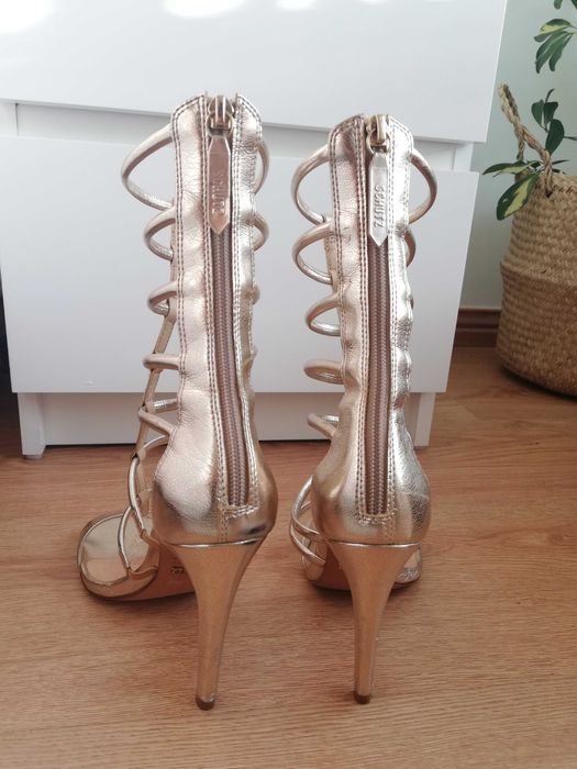 Sandálias gladiador Schutz douradas