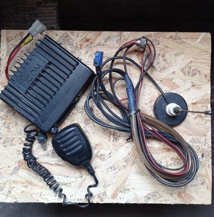 Продам радиостанция icom ic-f210