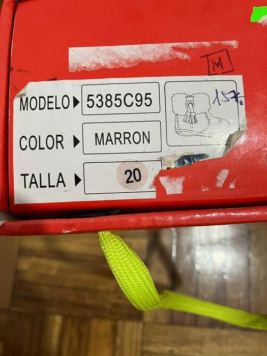 Botas de bebe em pele da Billowy (novas)