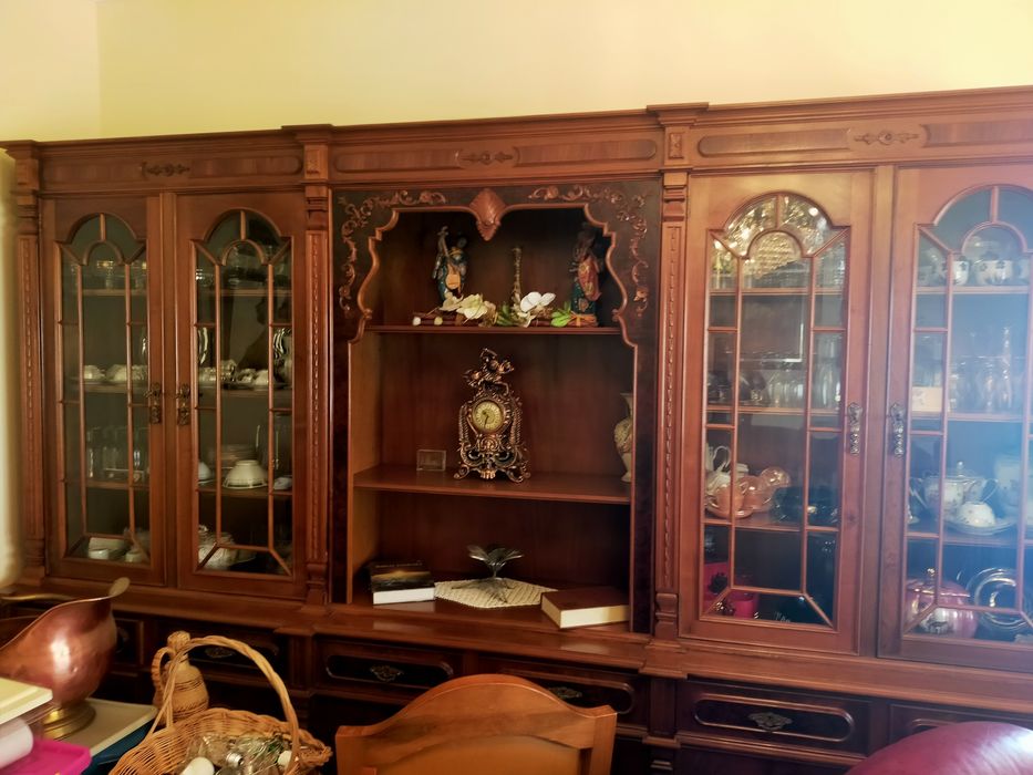 Aparador de sala com cristaleira, NOGUEIRA, COMO NOVO