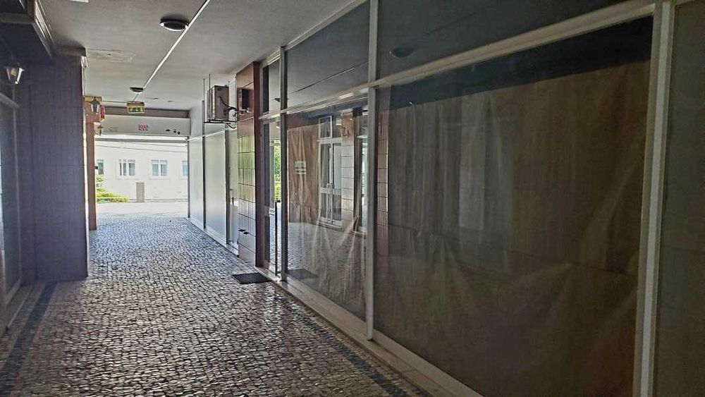 Loja 46 m2 c/ wc privativo - Areosa - Rua D. Afonso Henriques