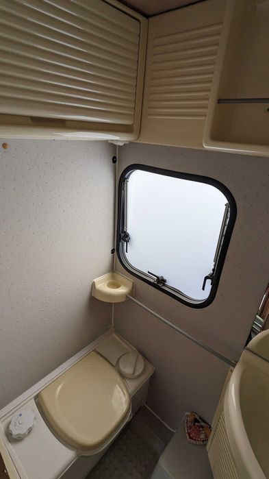 Caravana Adria Optima para 4 pessoas com toldo