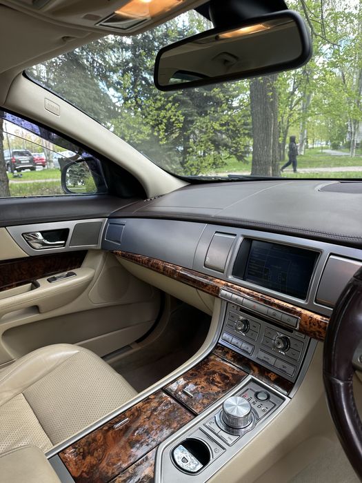 Jaguar XF 2009 2.7 дизель автомат