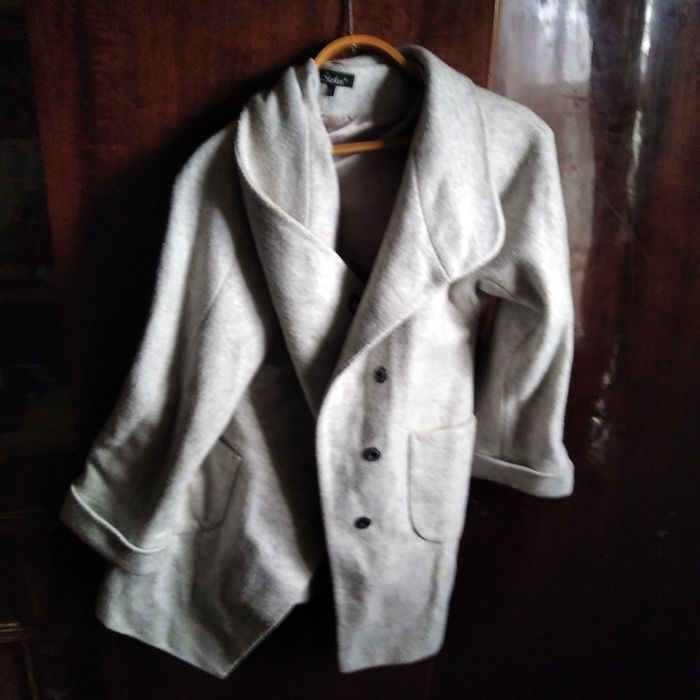 Продам новые пальтокофейное и белое за 300 грв одно 46 48 размер новы