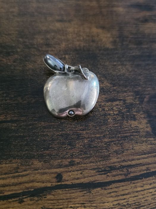 Piękna stara broszka „Jabłuszko” z hematytem – srebro 925, vintage PRL
