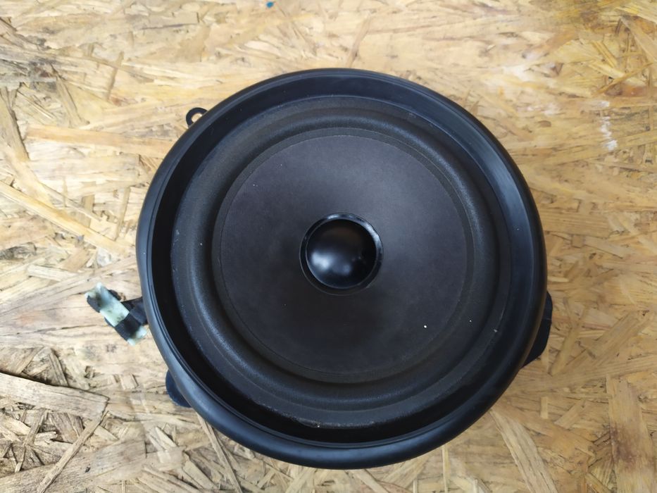 Динамік Audi перед зад