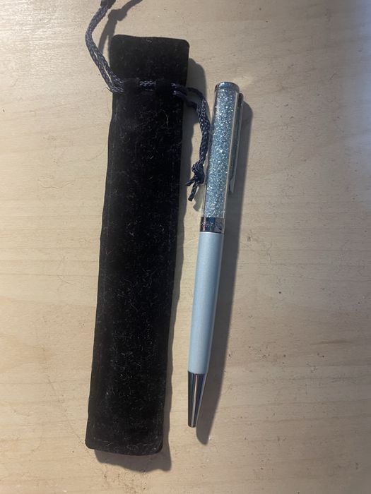 Caneta azul e prateada pandora