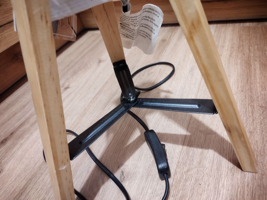Podstawa lampy, drewniany statyw loft, stylowy trójnóg.