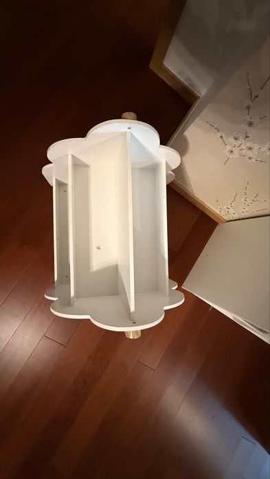 Estante para livros com rodinhas