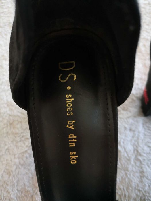 Czarne haftowane w kwiaty buty sandały na obcasie platformie DinSko 40