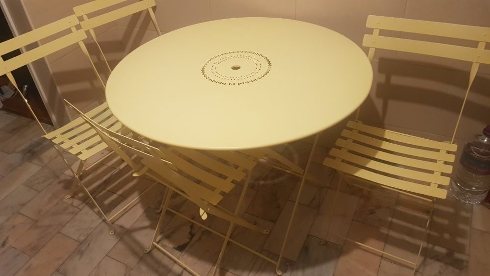 Mesa de jardim em metal com 4 cadeiras