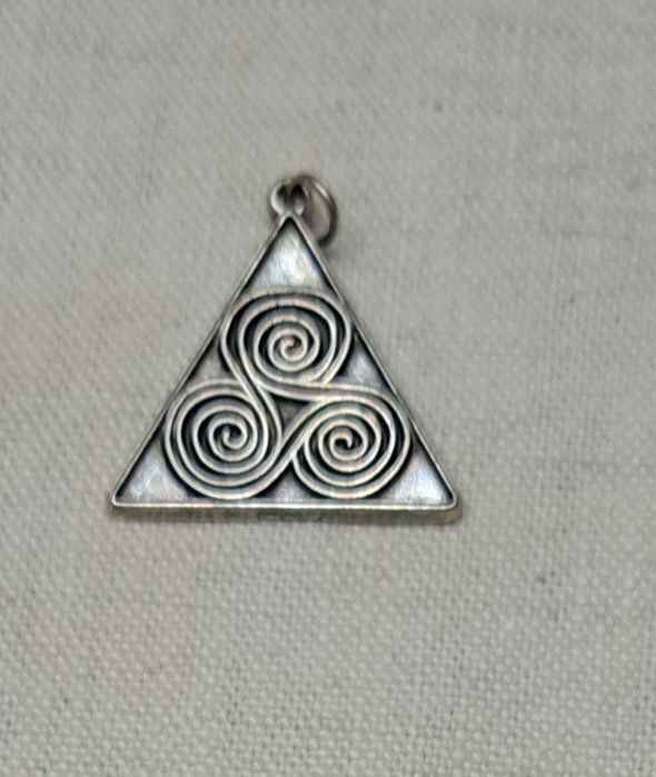 Este Pingente um Triskelion (ou Triskele) inserido num triângulo. É