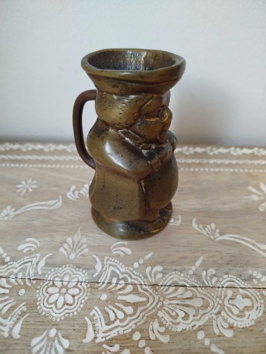 Antigo e curioso Jarro miniatura, latão maciço
