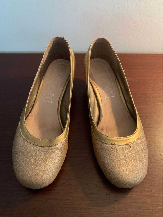 Sapato estilo sabrina de cerimónia dourados