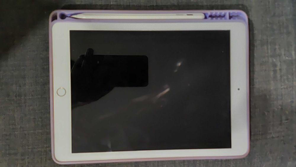 iPad (6.ª geração) 2018 com caneta Baseus e capa